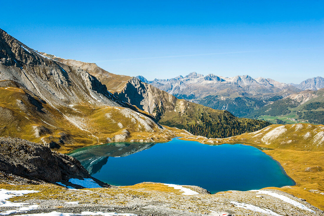 Blauer Himmel spiegelt sich im See, Schweizer Berge, Lai da Rims, Schweiz, Graubünden, Europa