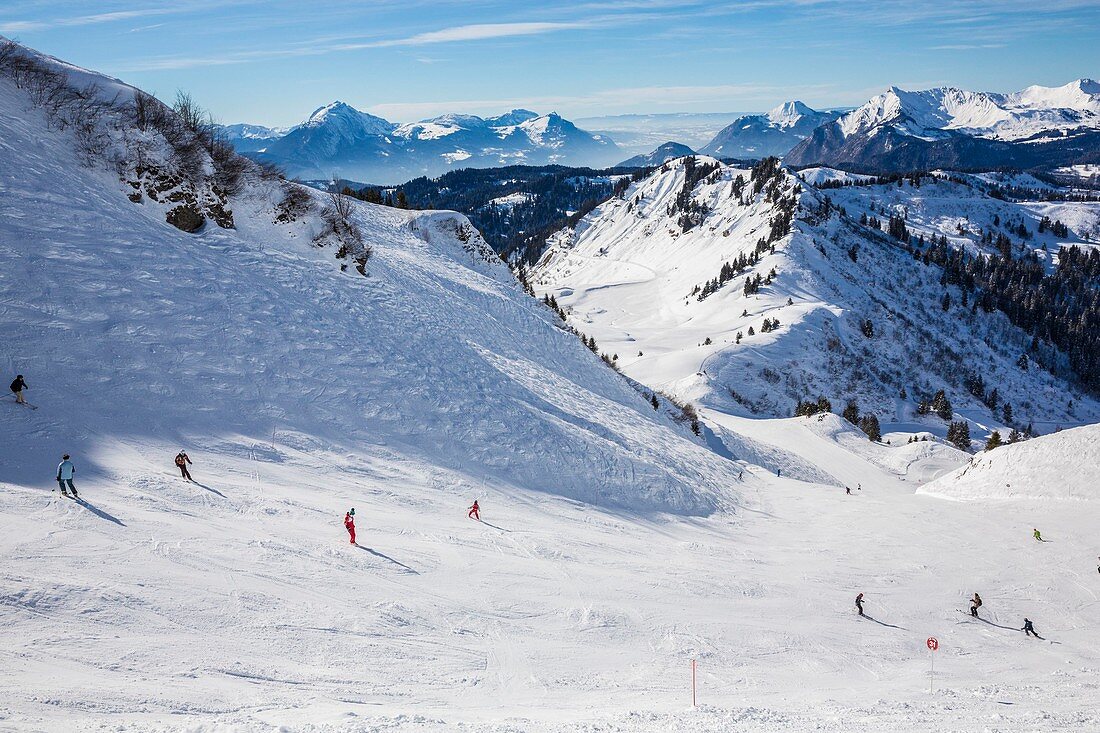Frankreich, Haute-Savoie, Morzine, Vallée d'Aulps, das Chablais-Massiv, das Skigebiet Portes du Soleil, die rote Piste von Arbis im Sektor Chamossière mit Blick auf das Arve-Tal