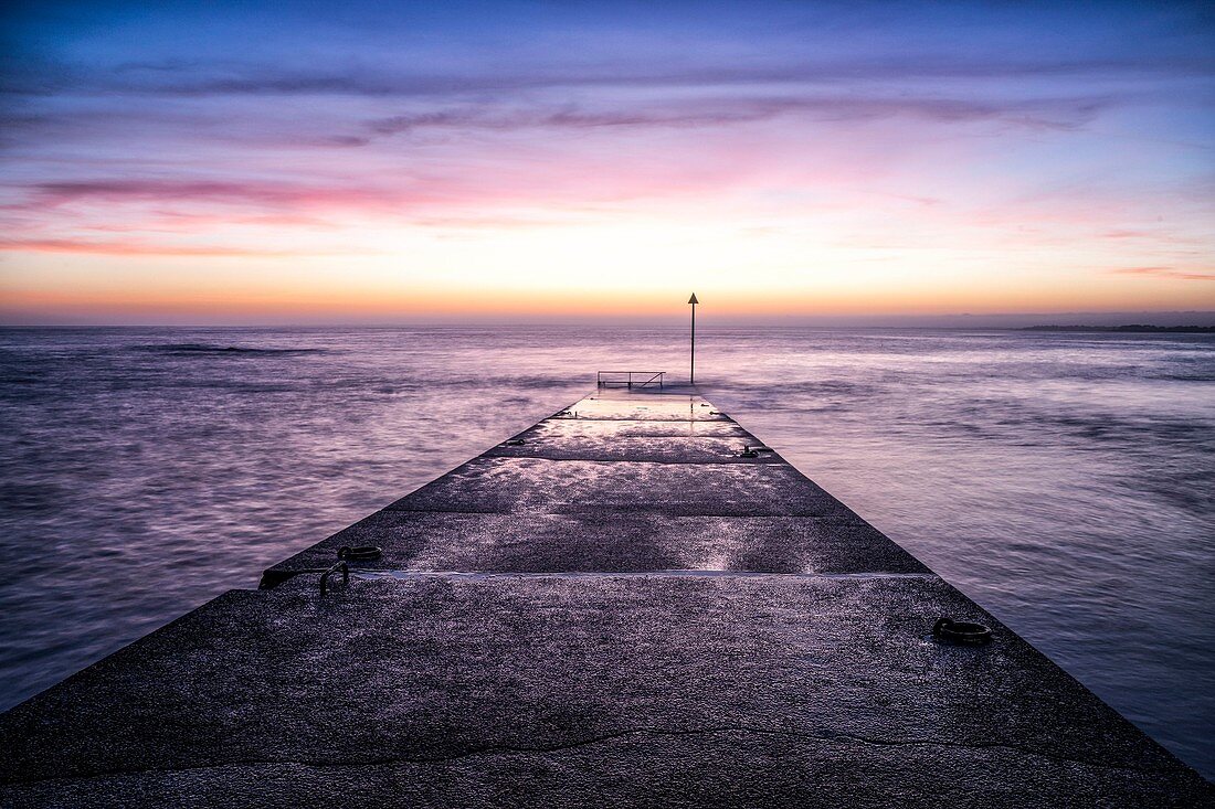 Frankreich, Finistère, Fouesnant, Pointe de Mousterlin, der Pier bei Einbruch der Dunkelheit