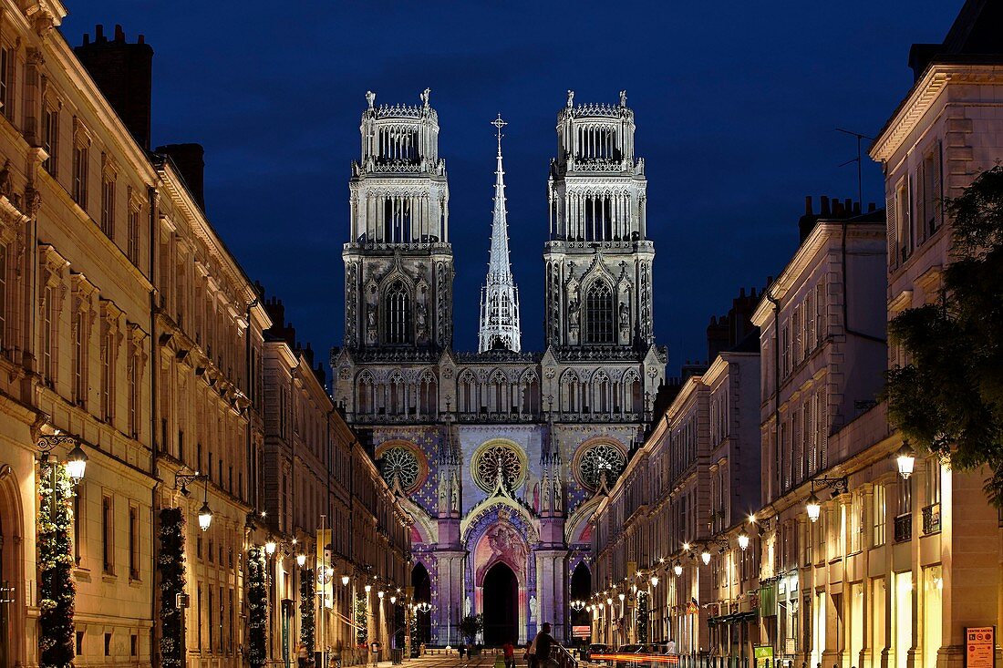 Frankreich, Loiret, Orleans, Orléans Kathedrale, Westfassade von Jeanne d'Arc Straße, Lichtszenographie durch Virginie Voue
