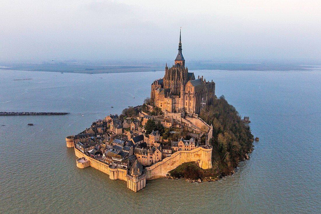 Frankreich, Manche, Bucht von Mont Saint Michel, UNESCO Weltkulturerbe, der Mont Saint Michel, die Flut vom 21. März 2015 (Luftaufnahme)