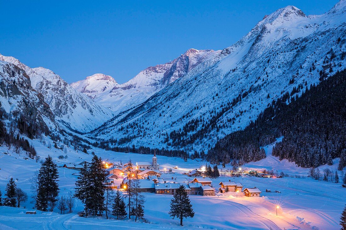 Frankreich, Savoie, Champagny en Vanoise, Champagny le Haut, Massiv von La Vanoise, der Weiler Bois Dessous mit Blick auf die Grande Casse (3855 m) und die Grande Motte (3653 m)