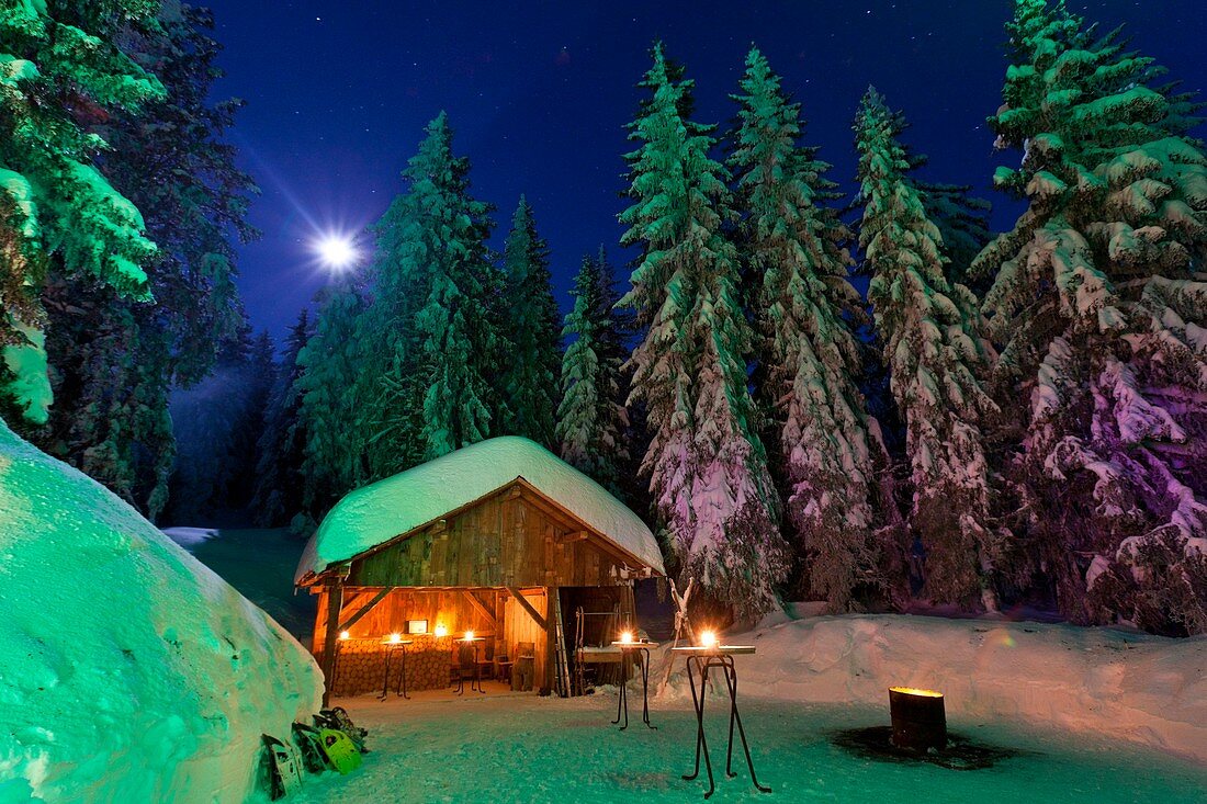 Frankreich, Haute-Savoie, das Biwak der Alpen schlägt Nächte im Iglu in Semnoz vor