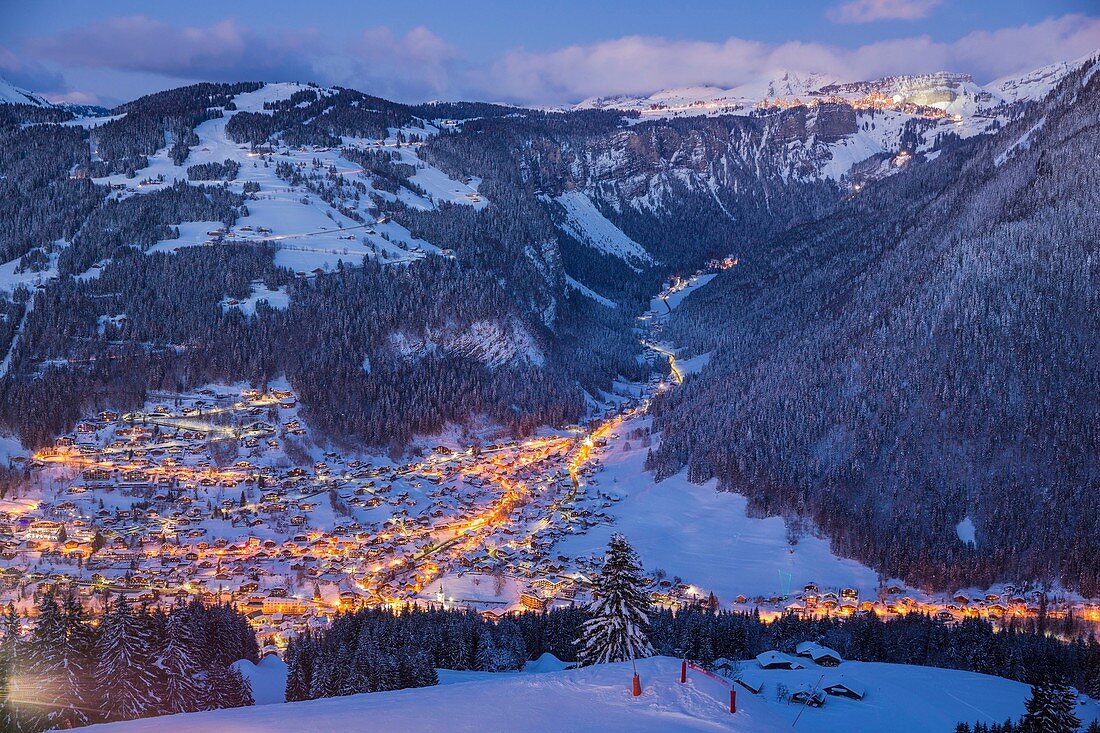 Frankreich, Haute-Savoie, Morzine, Vallée d'Aulps, das Chablais, das Skigebiet Portes du Soleil mit Blick auf Avoriaz von Le Pléney