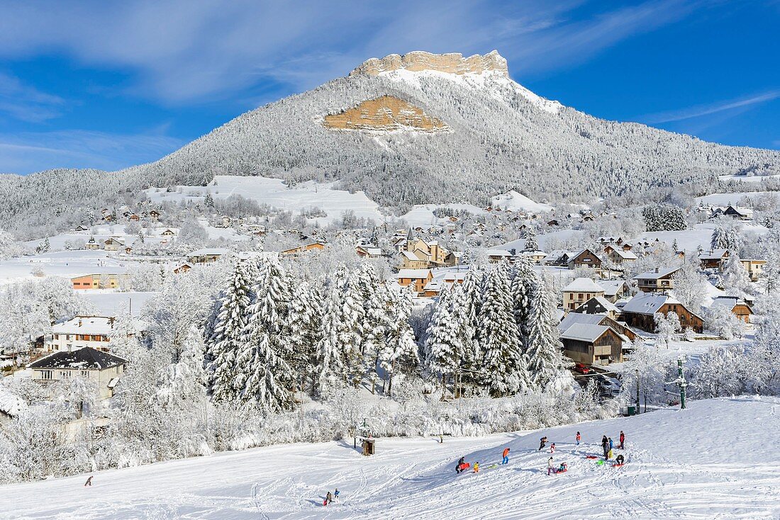 Frankreich, Isere, Regionalpark Chartreuse, Le Sappey en Chartreuse, der Skiresort im Winter, dominiert von Chamechaude, dem höchsten Gipfel des Chartreuse-Massivs (2082 m)