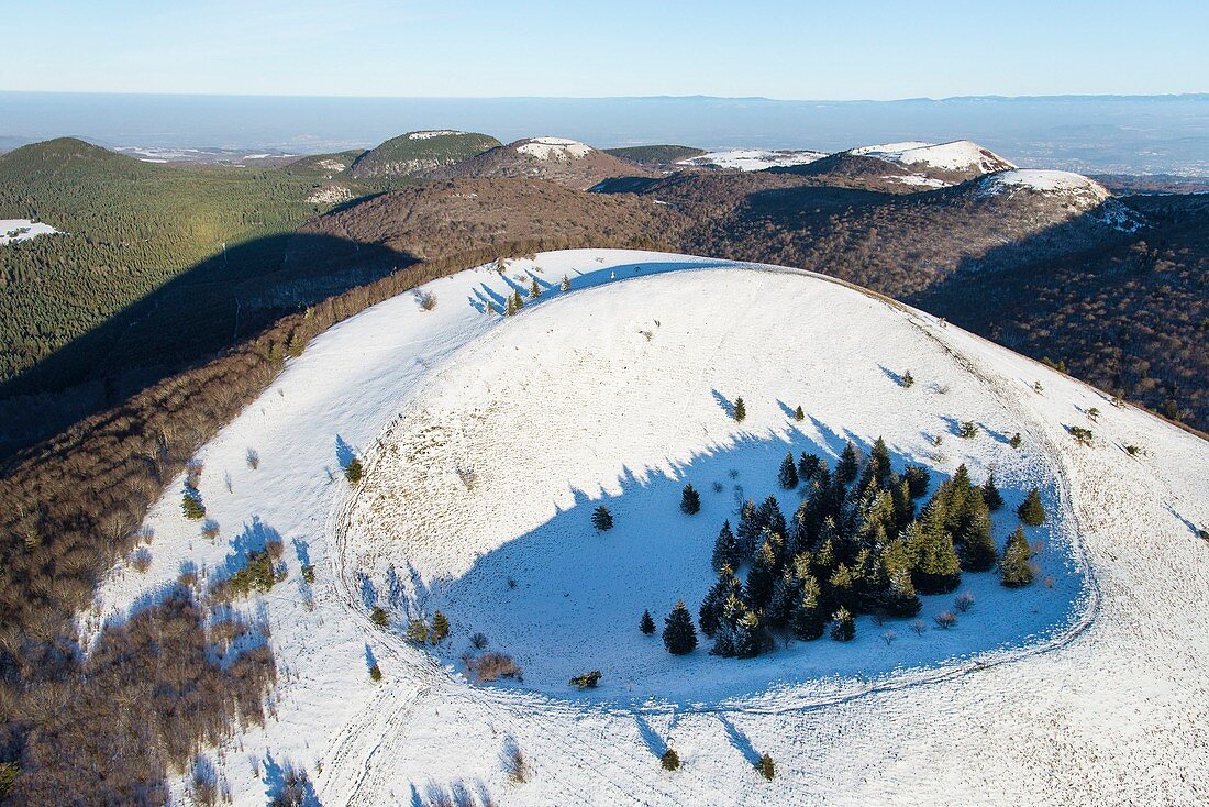 Frankreich, Puy de Dome, UNESCO Weltkulturerbe Gebiet, Ceyssat, Chaine des Puys, Regionaler Naturpark der Auvergne-Vulkane, Puy de Come (Luftaufnahme)