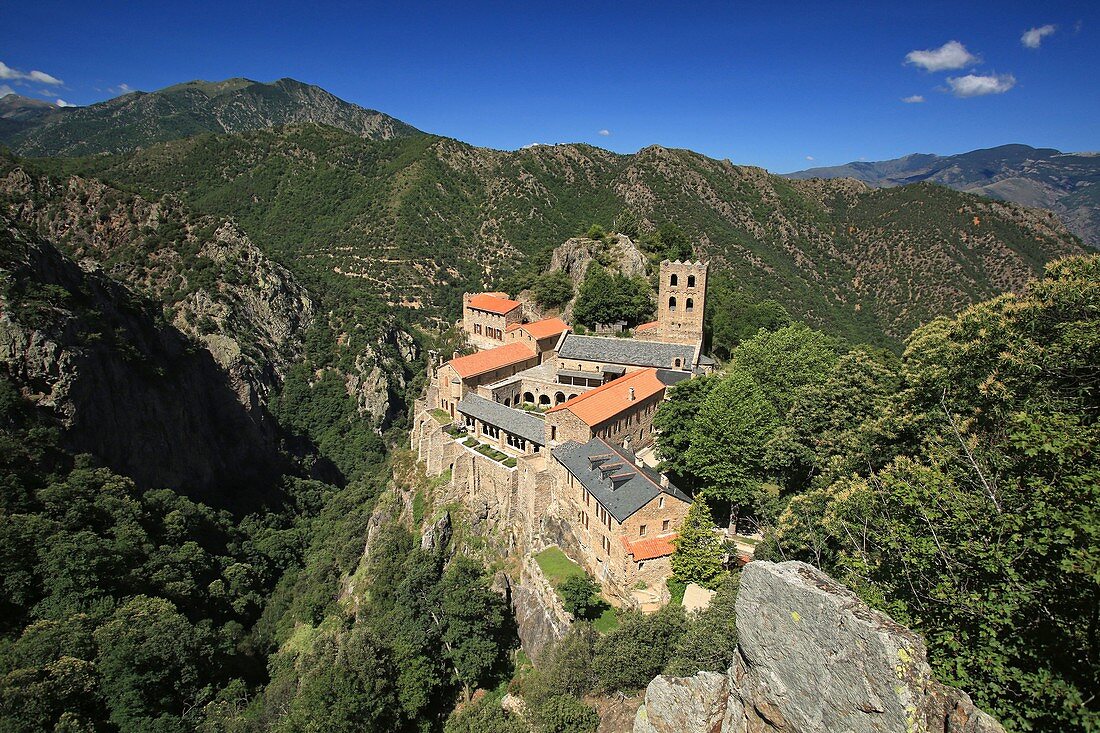 Frankreich, Pyrénées Orientales, Casteil, Die Abtei St. Martin du Canigou ist ein Kloster von Benediktinermönchen, das im 10.