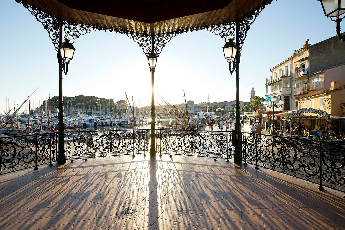 Frankreich, Var, Sanary-sur-Mer, Quai Charles de Gaulle, Espace Frederic Granet, Le Kiosque-Musik (19. Jh.)