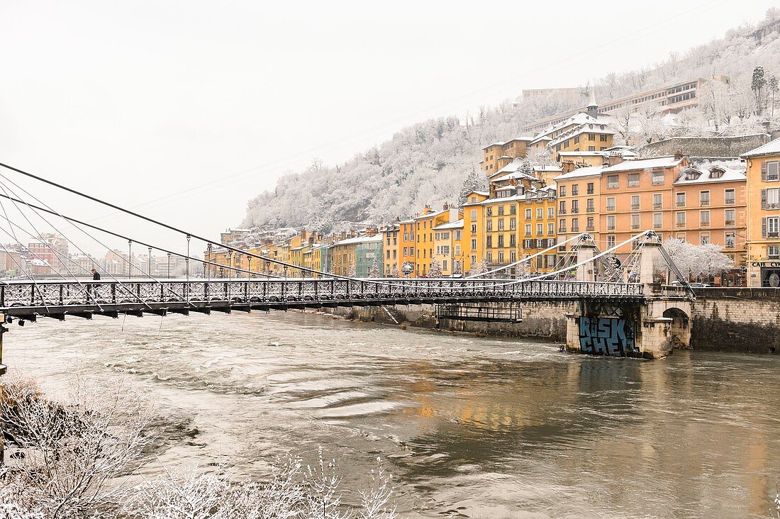 Frankreich, Isère, Grenoble, das Viertel Saint Laurent am rechten Isère-Ufer, die 1837 erbaute und 1909 modernisierte Fußgängerbrücke Saint Laurent, die sich an der Stelle der ersten Brücke der Stadt befindet