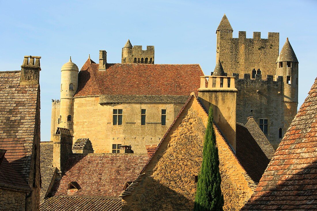 Frankreich, Dordogne, Perigord Noir, Dordogne-Tal, Beynac und Cazenac, ausgezeichnet mit 'Les Plus Beaux Villages de France' (Die schönsten Dörfer Frankreichs), mittelalterliche Burg auf einer Klippe über dem Dordogne-Tal