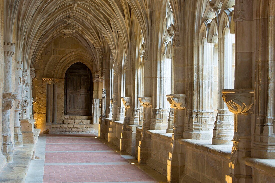 Frankreich, Dordogne, Perigord Noir, Le Buisson de Cadouin, der Kreuzgang der ehemaligen Zisterzienserabtei im extravaganten gotischen Stil, ein Zwischenstopp auf dem Weg nach Santiago de Compostela, der zum UNESCO-Weltkulturerbe gehört