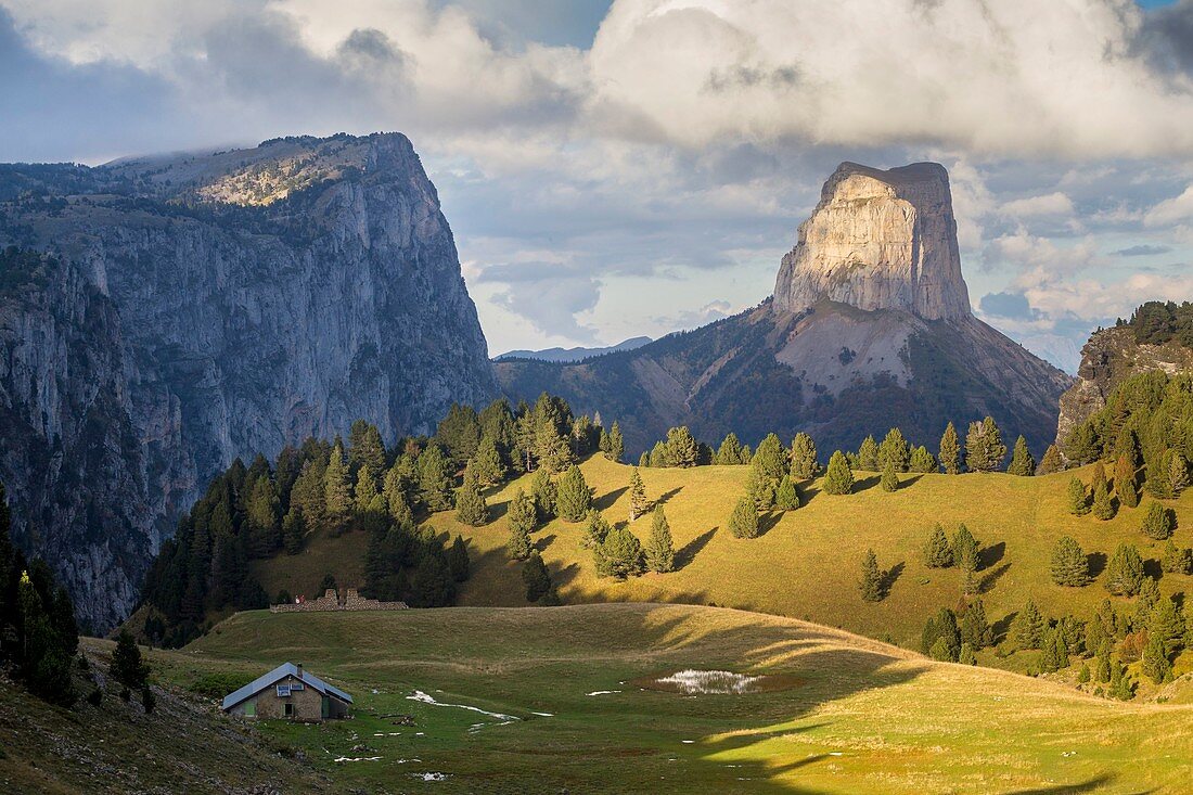 Frankreich, Isere, Parc Naturel Regional du Vercors (Regionaler Naturpark Vercors), Trieves, Richardiere, Mont Aiguille (2086 m), Blick auf den Pass von Aiguille (1622 m)