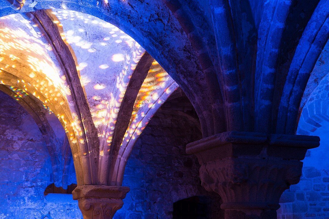 Frankreich, Manche, Mont Saint Michel Bucht, UNESCO Weltkulturerbe, Mont Saint Michel, Kirchengewölbe im Promenoir des Moines während der Nachtwanderungen