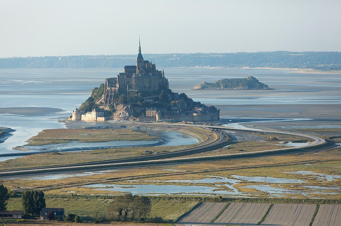 Frankreich, Manche, Bucht von Mont Saint Michel, UNESCO Weltkulturerbe, Mont Saint Michel bei Flut (Luftaufnahme)