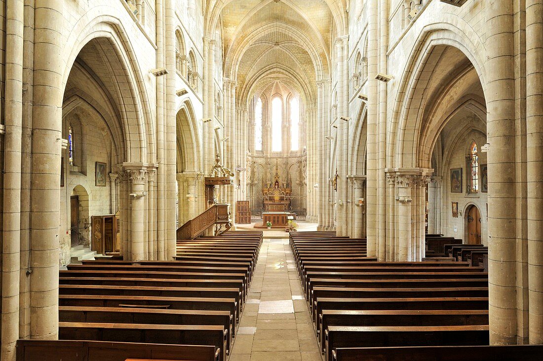 Frankreich, Haute Marne, Joinville, Kirche Notre Dame, Kirchenschiff zum Altar