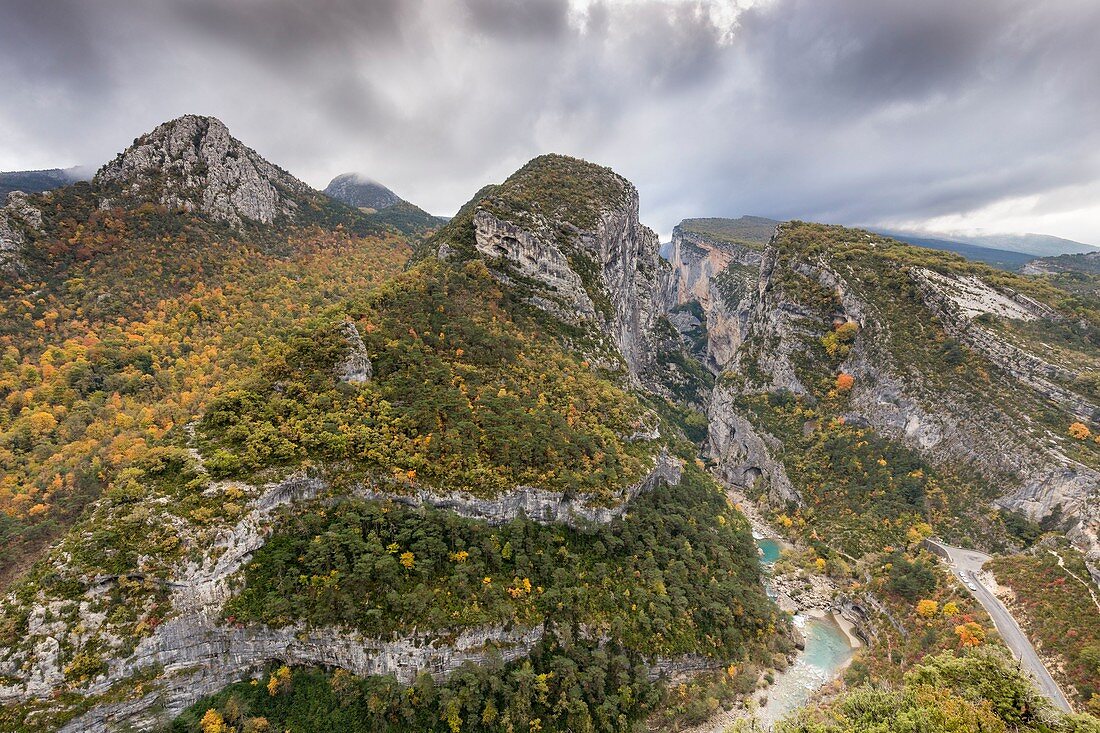 Frankreich, Alpes-de-Haute-Provence, Regionaler Naturpark Verdon, Grand Canyon von Verdon, Klippen des Korridors Samson vom Belvedere des Sublime Point aus gesehen
