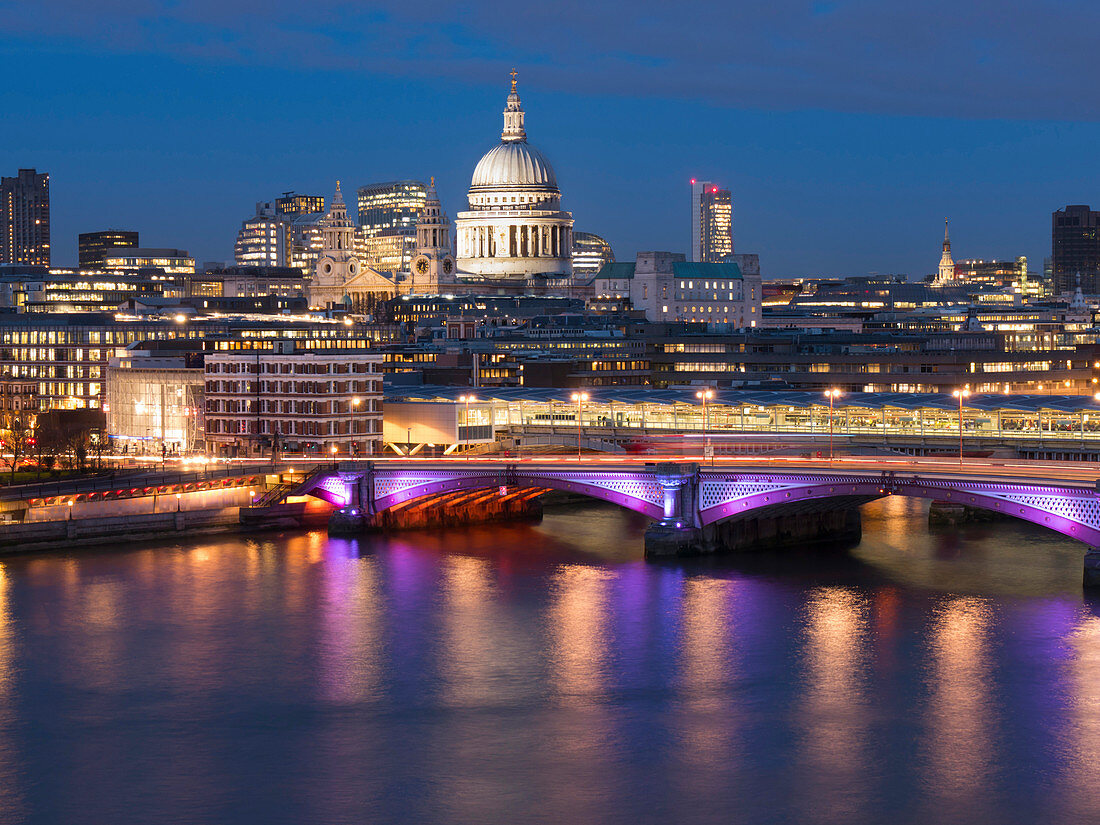 St. Pauls Kathedrale und Blackfriars Bridge in der Abenddämmerung, London, England, Großbritannien, Europa