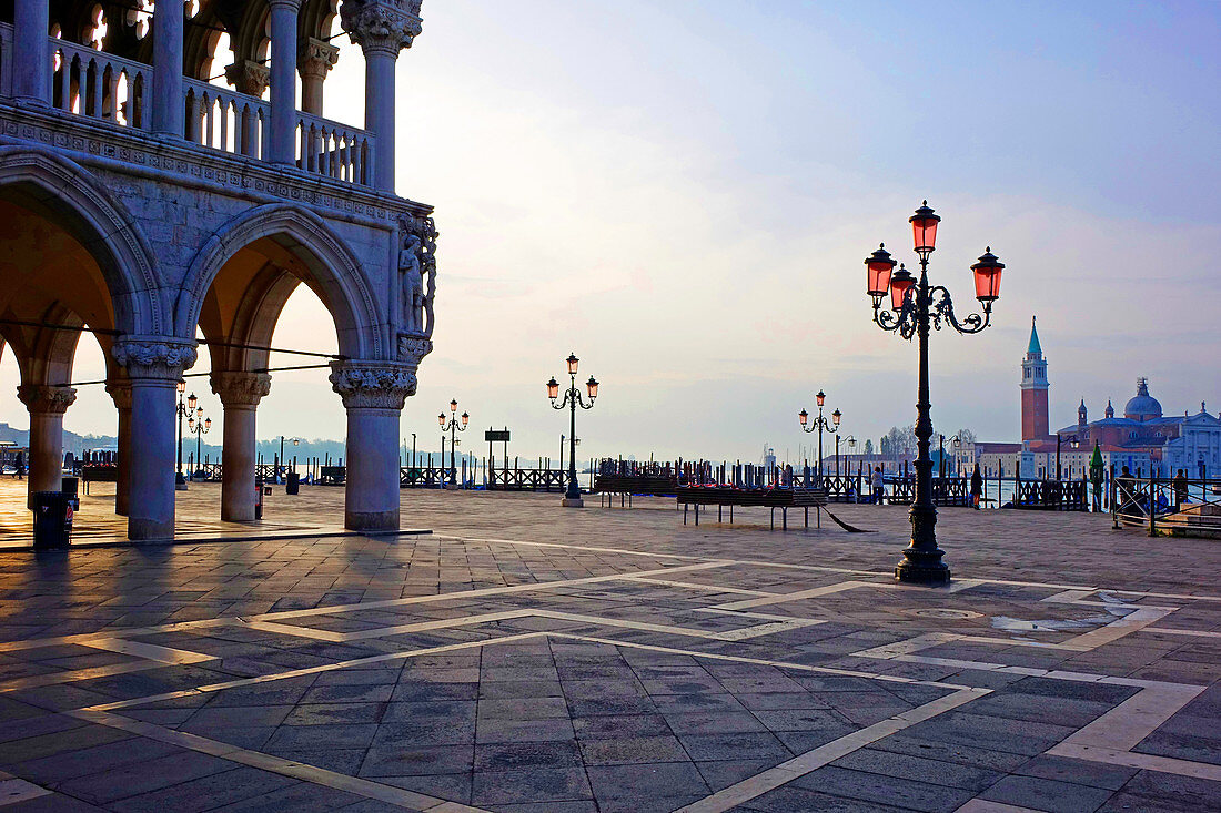Dogenpalast und Piazzetta gegenüber San Giorgio Maggiore im frühen Morgenlicht, Venedig, UNESCO-Weltkulturerbe, Venetien, Italien, Europa