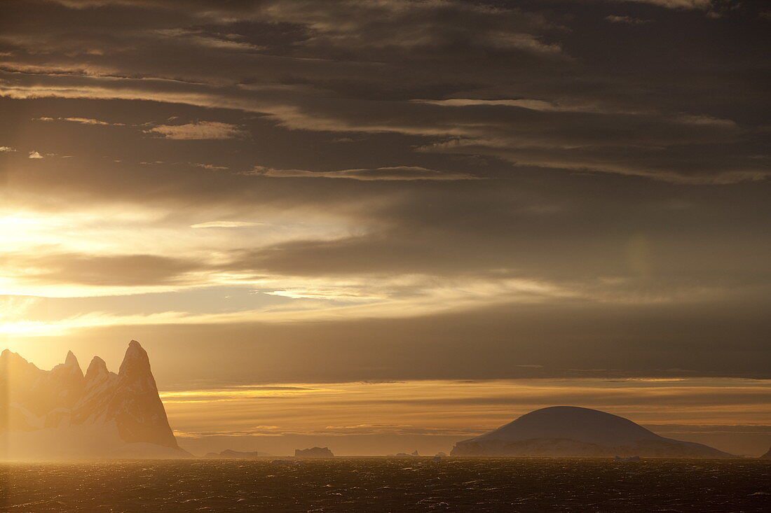 Sonnenaufgang in der Gerlache-straße, Antarktis, Polarregionen