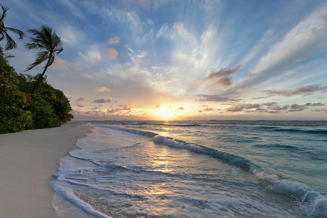 Sonnenaufgang über dem Indischen Ozean von einem verlassenen Strand im nördlichen Huvadhu Atoll, Malediven, Indischer Ozean, Asien