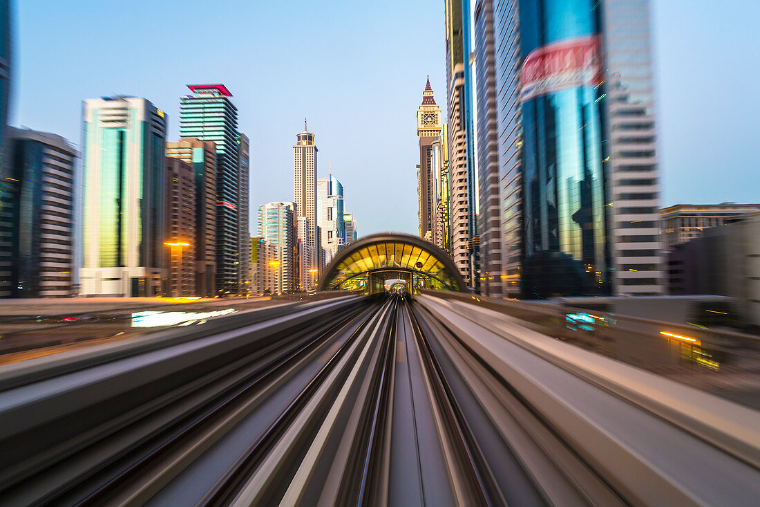 POV auf dem modernen fahrerlosen Metrolinie von Dubai entlang der Sheikh Zayed Road, Dubai, Vereinigte Arabische Emirate, Naher Osten