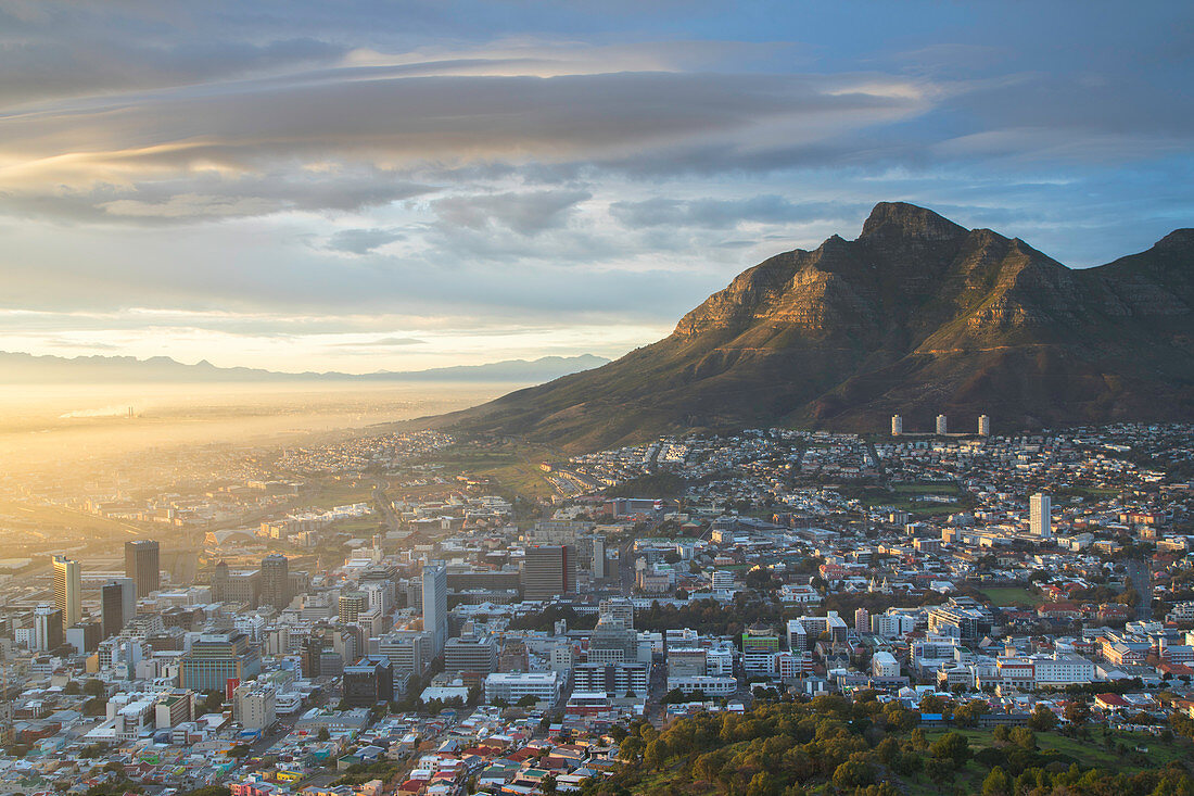 Tafelberg und City Bowl im Morgengrauen, Kapstadt, Westkap, Südafrika, Afrika
