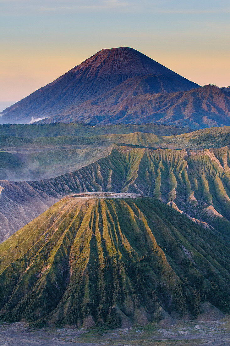 Früher Sonnenaufgang am Mount Bromo Krater, Bromo Tengger Semeru Nationalpark, Java, Indonesien, Südostasien, Asien