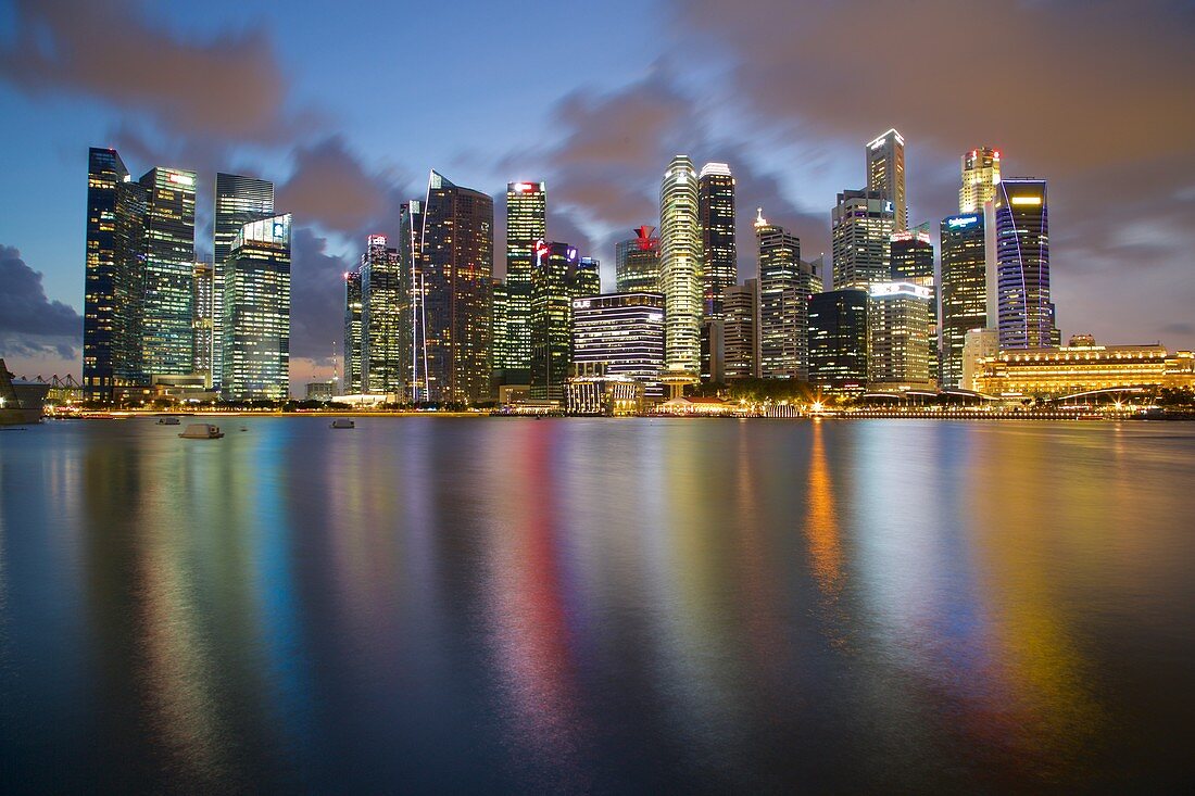 Skyline über Marina Bay, Singapur, Südostasien