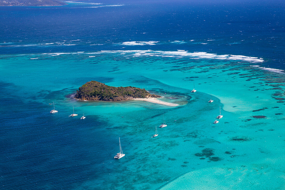 Luftaufnahme von Baradal, Tobago Cays, The Grenadines, St. Vincent und The Grenadines, Westindische Inseln, Karibik, Mittelamerika