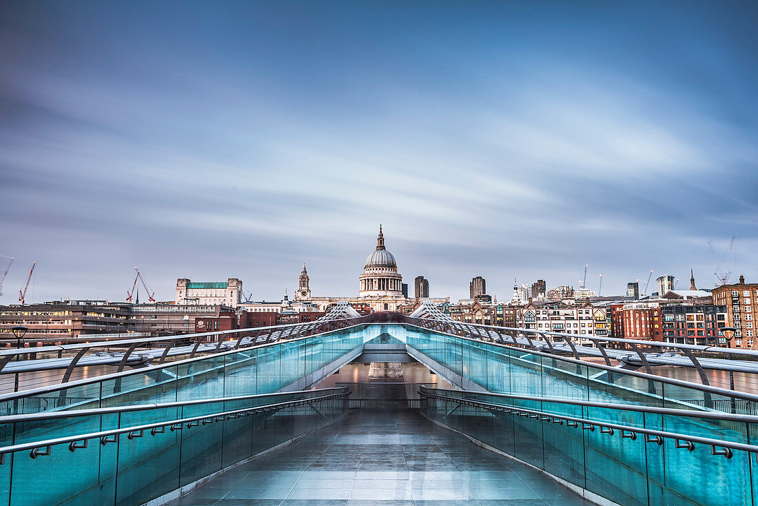 Blick über Millennium Bridge auf St. Pauls Kathedrale, Stadt London, London, England, Vereinigtes Königreich, Europa