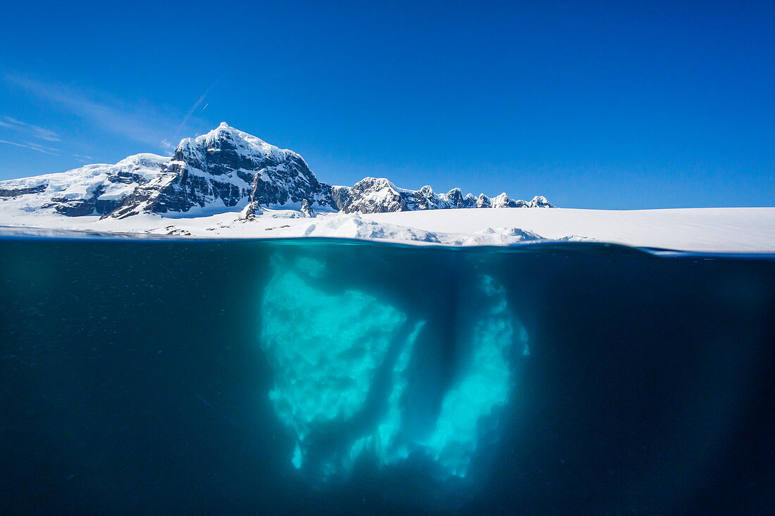 Ober- und Unteransicht des Gletschereises in der Nähe der Insel Wiencke, des Neumayer-Kanals, der Antarktis und der Polarregionen