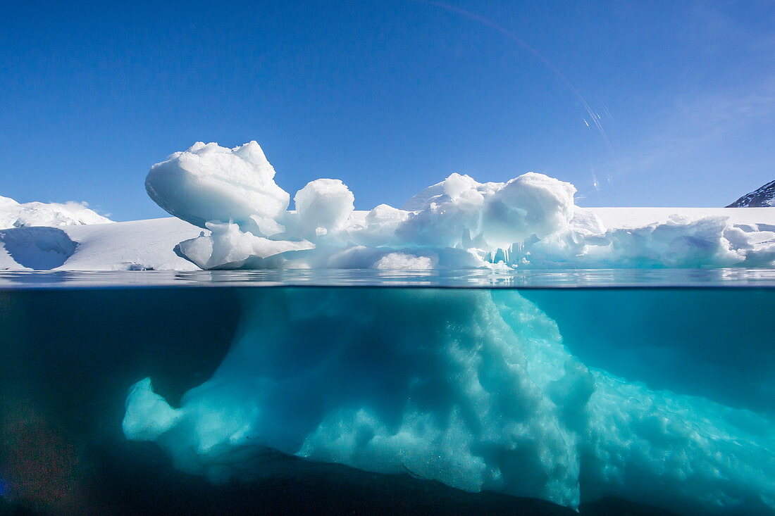 Ober- und Unteransicht des Gletschereises in der Nähe von Port Lockroy, Antarktis, Polarregionen