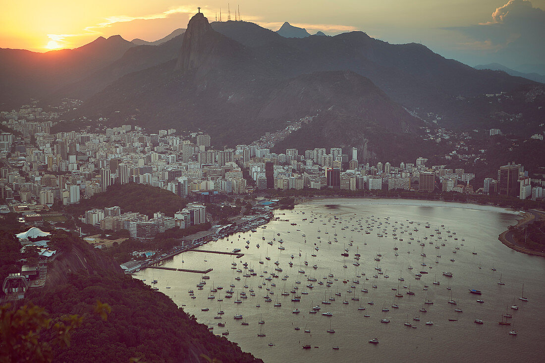 Ansichten von Rio de Janeiro und Christus dem Erlöser vom Zuckerhut (Pao de Acucar) bei Sonnenuntergang, Rio de Janeiro, Brasilien, Südamerika