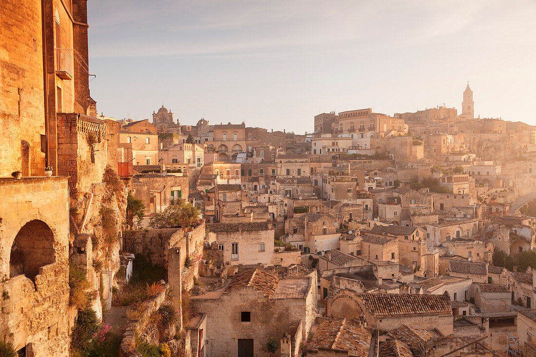 Blick über Sasso Caveoso zur Kathedrale bei Sonnenaufgang, UNESCO-Weltkulturerbe, Matera, Basilikata, Apulien, Italien, Europa