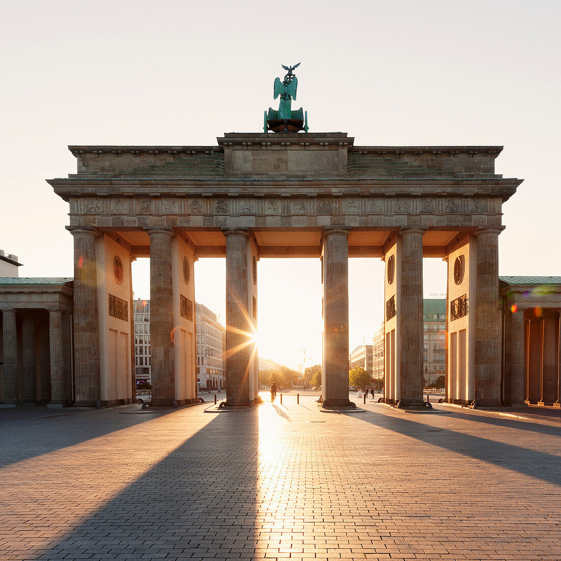 Brandenburg Gate (Brandenburger Tor) at sunrise, Platz des 18 Marz, Berlin Mitte, Berlin, Germany, Europe