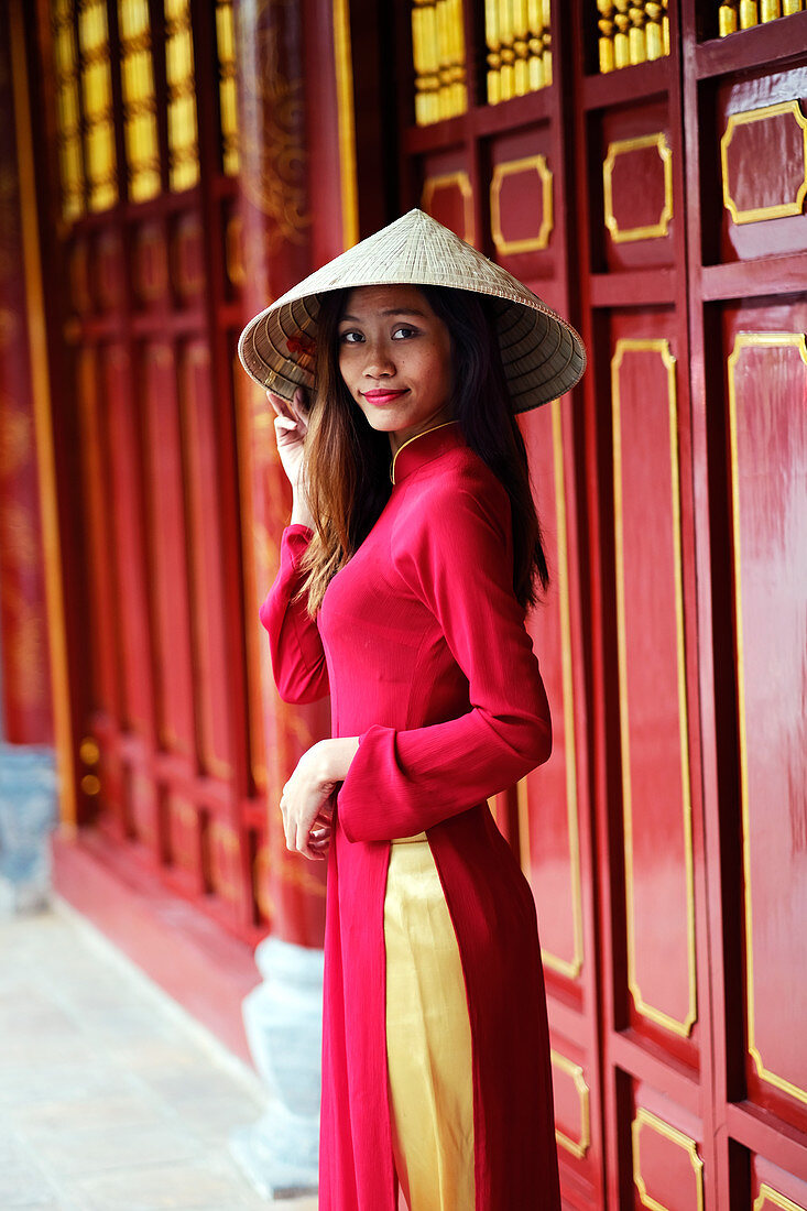 Vietnamesische Frau in traditionellem Ao Dai Kleid und Nón La Hut, Hanoi, Vietnam, Indochina, Südostasien, Asien