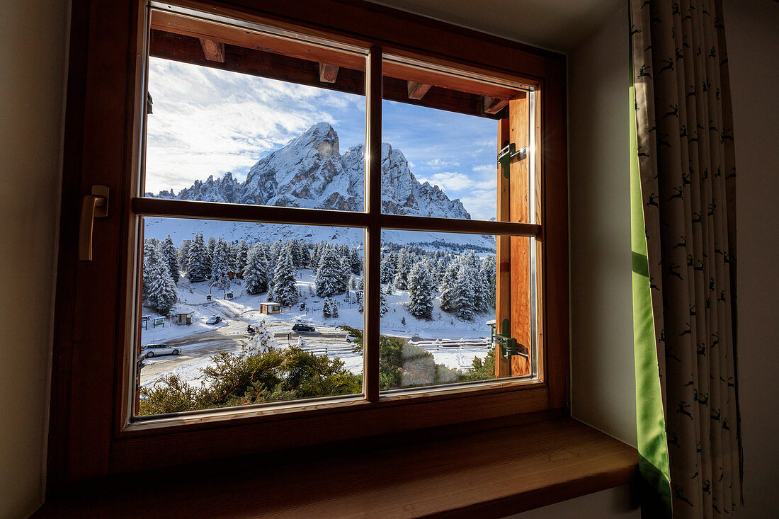 Blick aus dem Fenster auf den Sass De Putia, umgeben von verschneiten Wäldern, Passo Delle Erbe, Tal von Funes, Südtirol, Italien, Europa