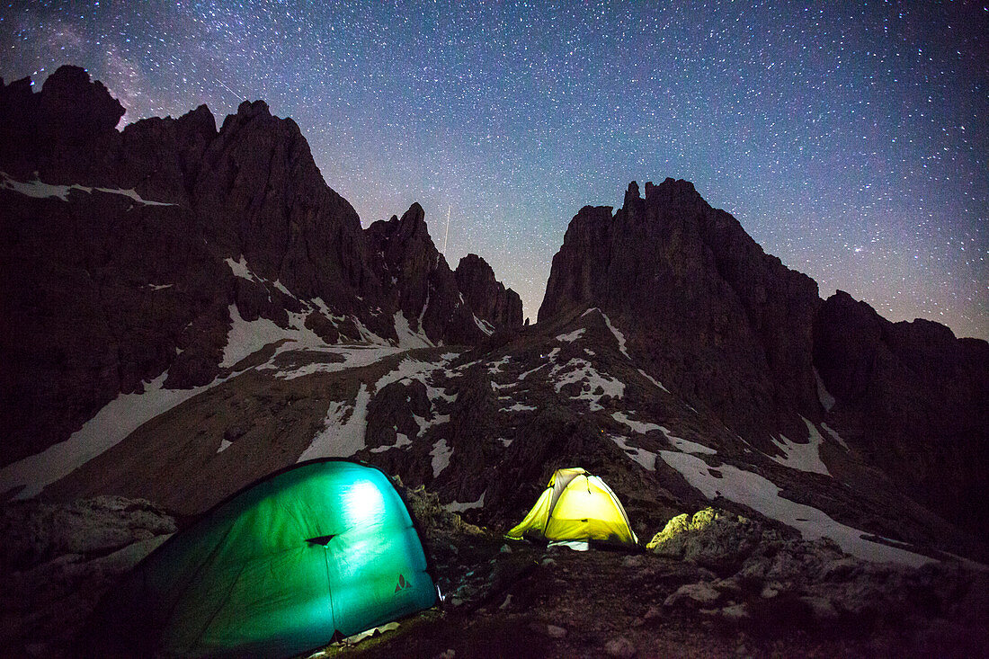 Camping unter dem Sternenhimmel am Fuße des Cadini di Misurina in den Dolomiten, Südtirol, Italien, Europa