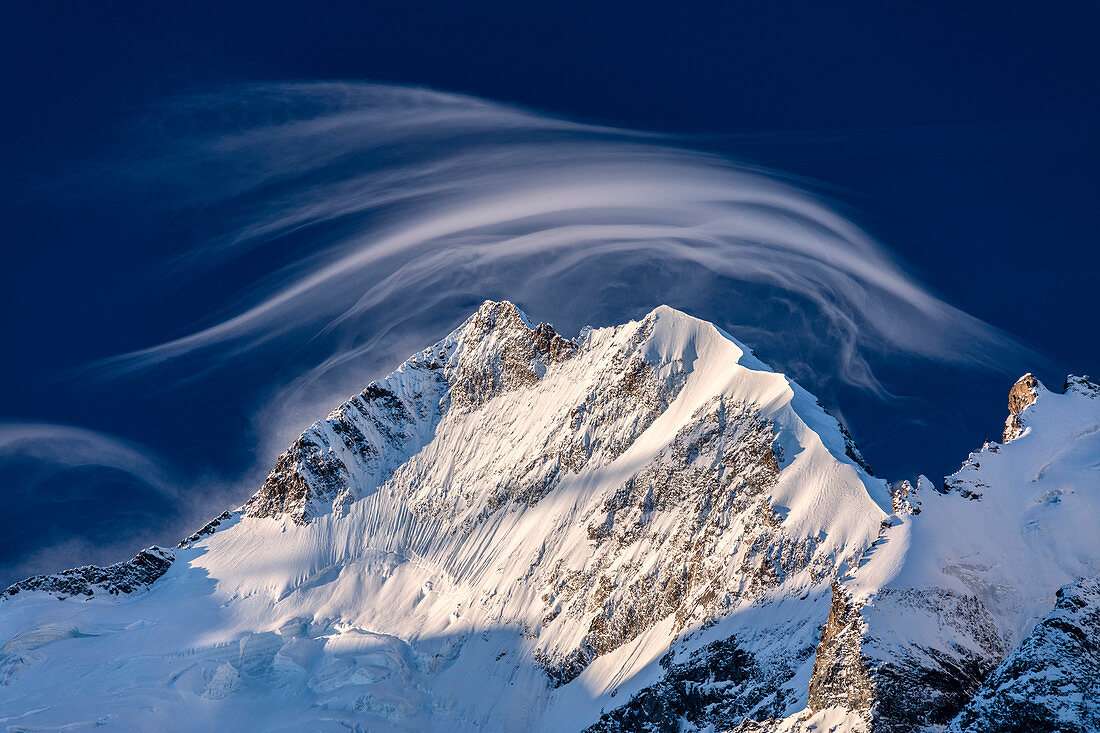 Weisse Wolke in der Morgendämmerung erhellt Piz Bernina und Biancograt, Engadin, Kanton Graubünden, Engadin, Schweiz, Europa
