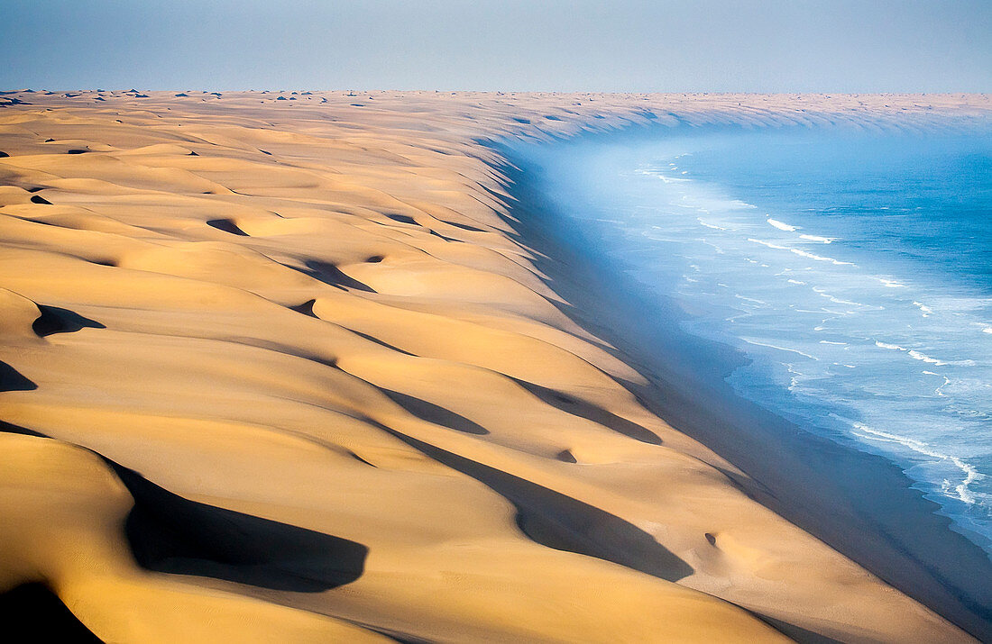 Wo die Dünen der Namib-Wüste auf den Atlantik treffen, Namibia, Afrika