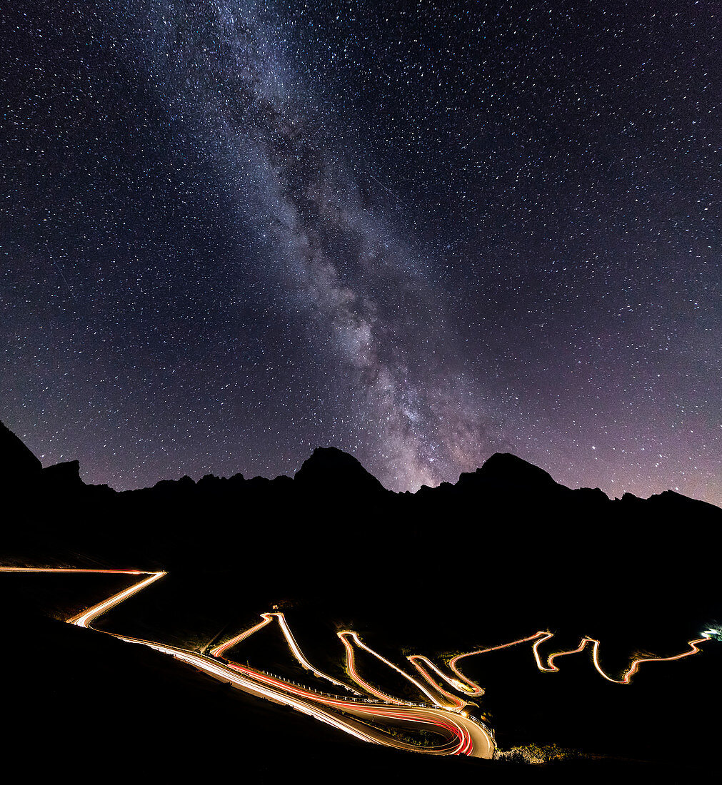 Milchstraße und beleuchtetet Autostraße am Stilfserjoch, Valtellina, Lombardei, Trentino Südtirol, Italien, Europa