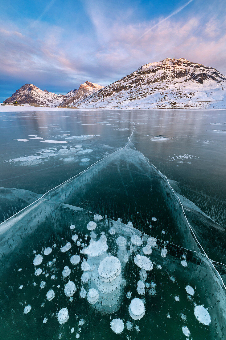 Eisblasen im Lago Bianco, Blick auf die schneebedeckten Gipfel im Lago Bianco, Bernina Pass, Kanton Graubunden, Engadin, Schweiz, Europa