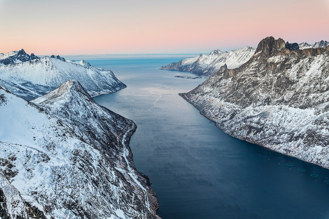 Schneebedeckte Gipfel, Fjordgard und das gefrorene Meer bei Sonnenuntergang, Ornfjord, Senja, Troms, Norwegen, Skandinavien, Europa