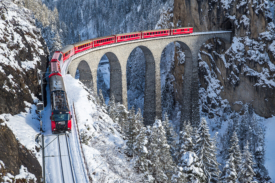 Der rote Zug der Albula-Bernina Expressbahn, UNESCO-Weltkulturerbe am Landwasserviadukt, Schweiz, Europa