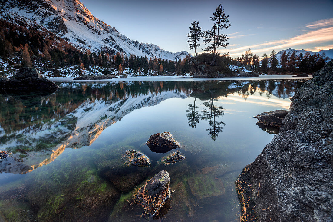 Herbstreflexionen am Saoseo-See noch teilweise gefroren, Poschiavo-Tal, Kanton Graubuenden, Schweiz, Europa