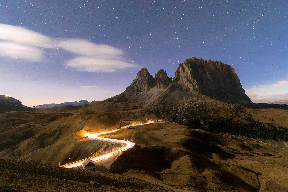 Beleuchtete Autostraße mit Sassopiatto im Hintergrund, Dolomiten, Südtirol, Italien, Europa