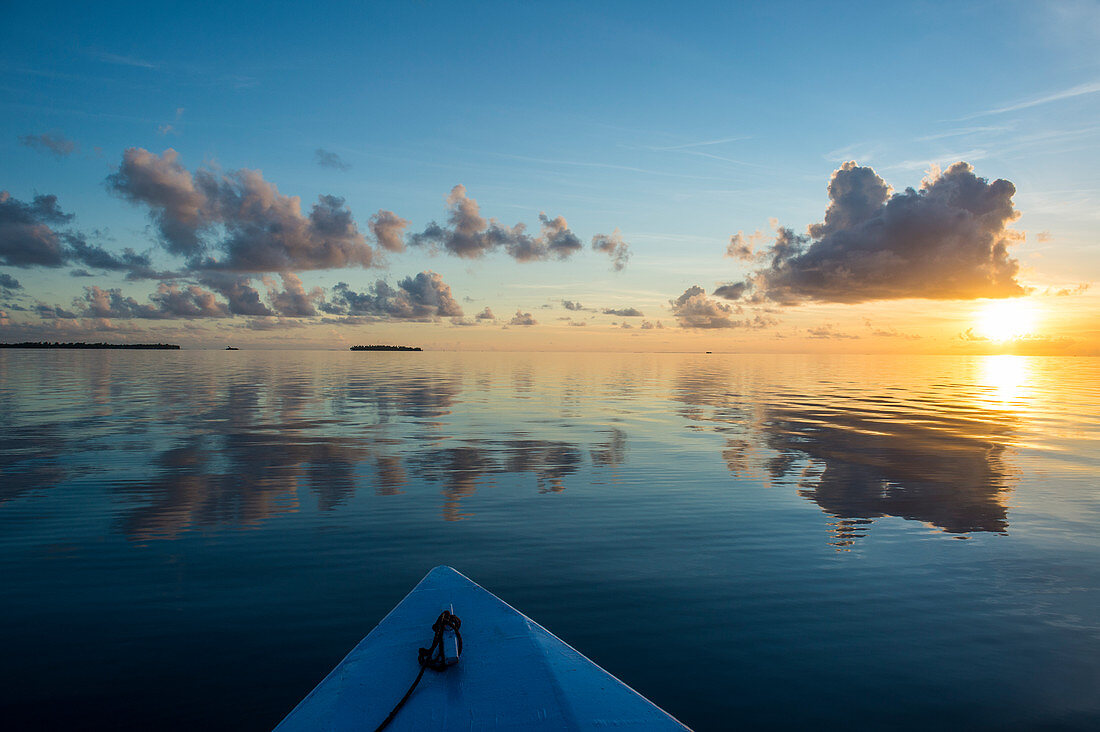 Sonnenuntergang über den ruhigen Gewässern von Tikehau, Tuamotus, Französisch-Polynesien, Pazifik