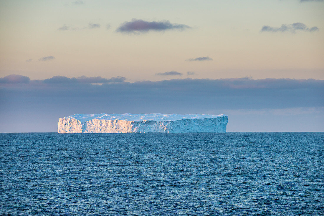Eisberg schwimmt in den South Orkney Islands, Antarktis, Polarregionen