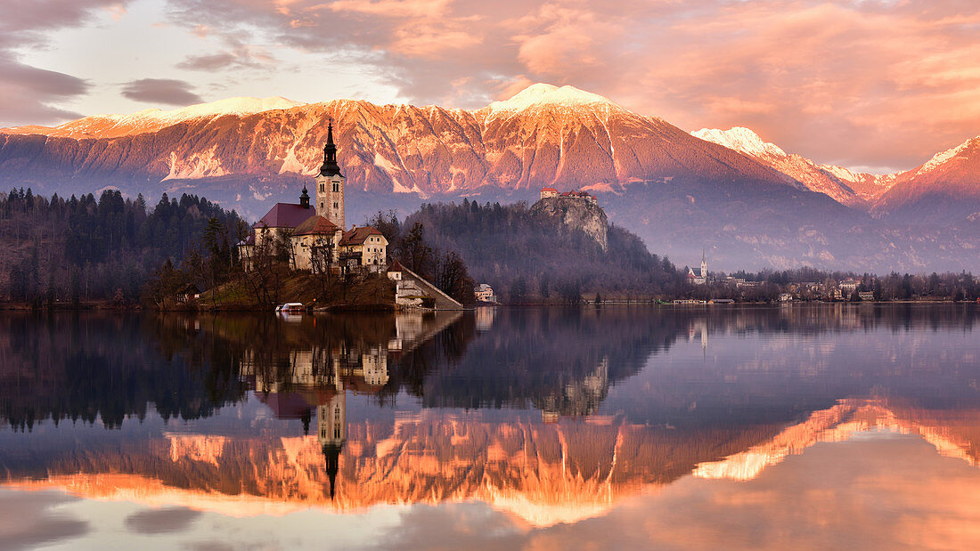Bleder See bei Sonnenuntergang mit Kirche Mariä Himmelfahrt, Gorenjska, Julische Alpen, Slowenien, Europa