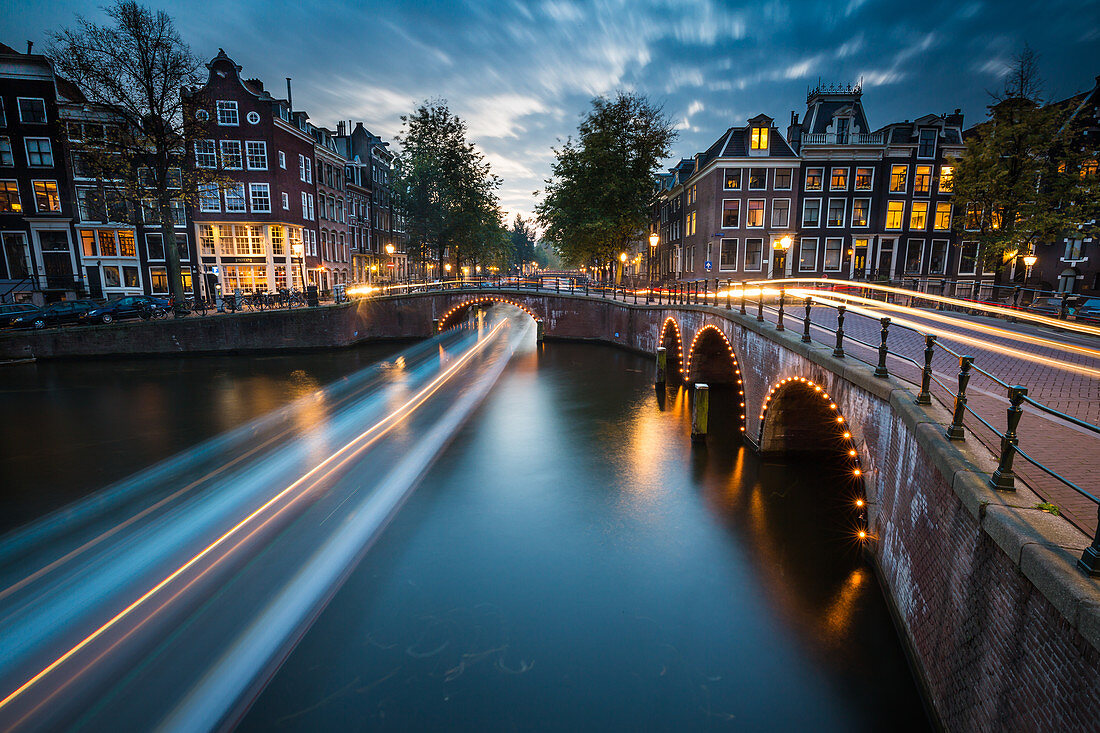 Langzeitbelichtung von Amsterdams südlichen Kanalringen an der Kreuzung von Leidsegracht und Keizersgracht, Amsterdam, Niederlande, Europa
